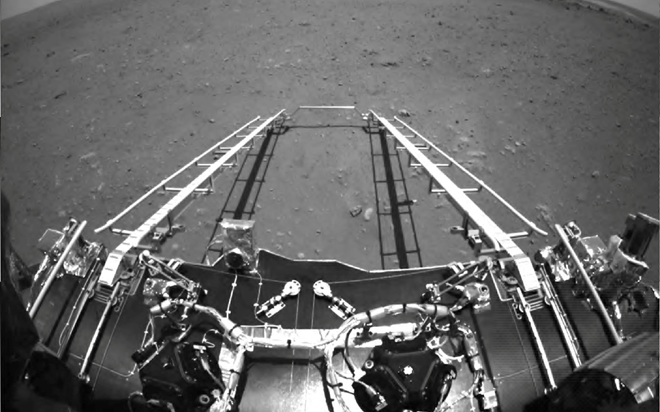 Το κινεζικό ρόβερ Ζουρόνγκ «περπάτησε» για πρώτη φορά στην Άρη (φωτογραφίες)-1