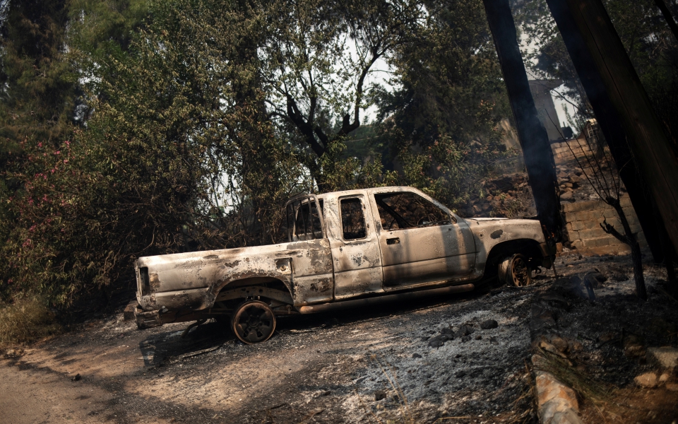 fotia-se-korinthia-kai-dytiki-attiki-se-pyrino-kloio-gia-deyteri-imera-eikones-apo-tin-katastrofi2