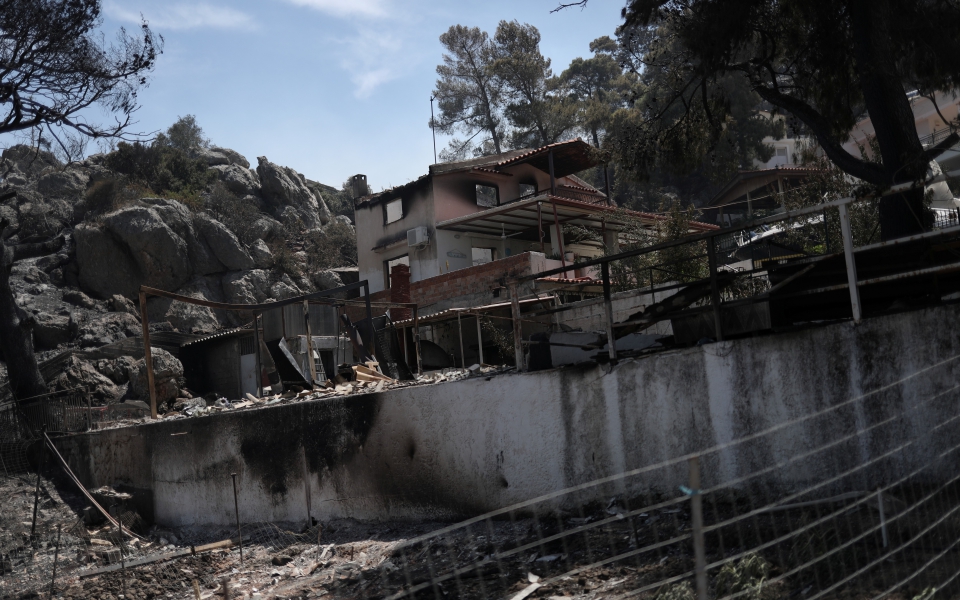 fotia-se-korinthia-kai-dytiki-attiki-se-pyrino-kloio-gia-deyteri-imera-eikones-apo-tin-katastrofi12