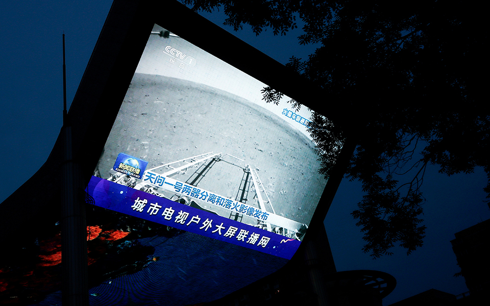 το-κινεζικό-ρόβερ-ζουρόνγκ-περπάτησ-561372547