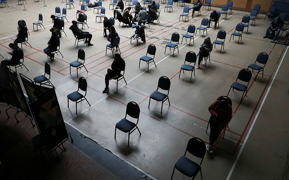 ηπα-μόλις-το-001-όσων-εμβολιάστηκαν-πλήρ-561376219