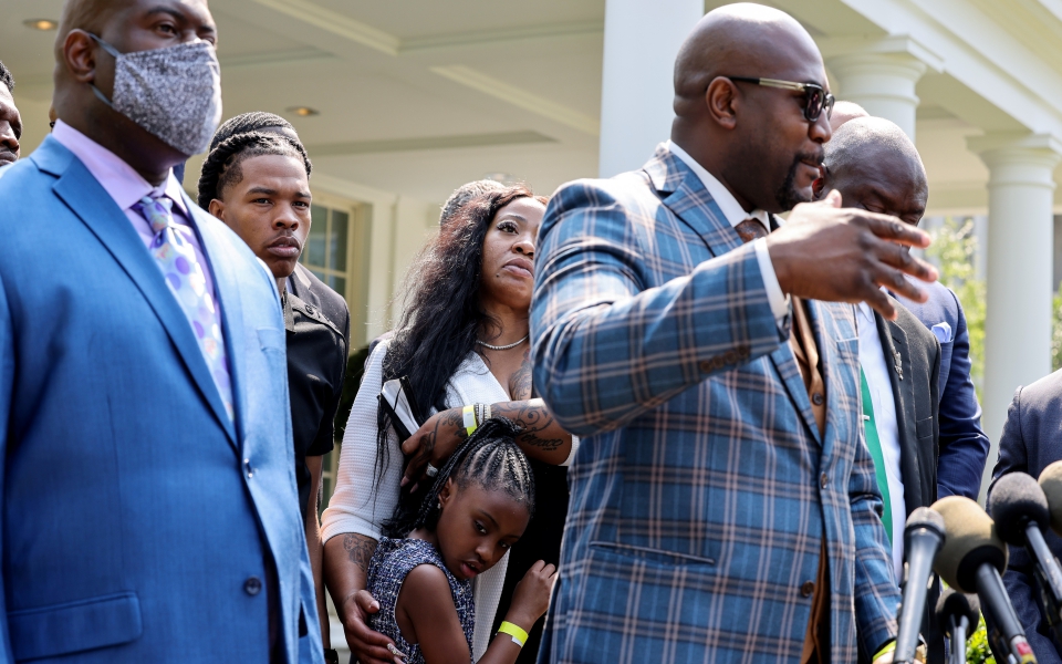 με-την-οικογένεια-του-φλόιντ-συναντήθ-561376474