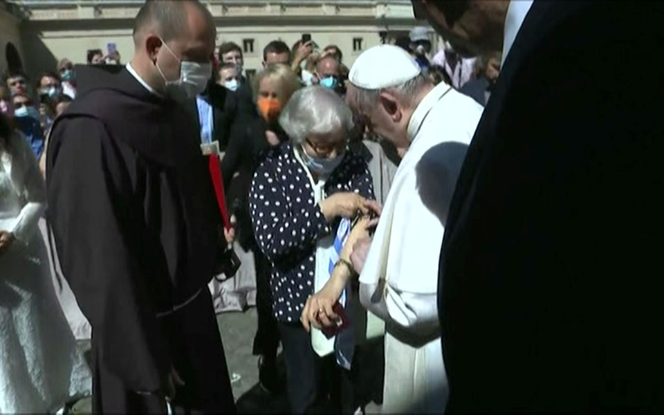 Φιλί – τιμή από τον Πάπα στα θύματα του Ολοκαυτώματος-1