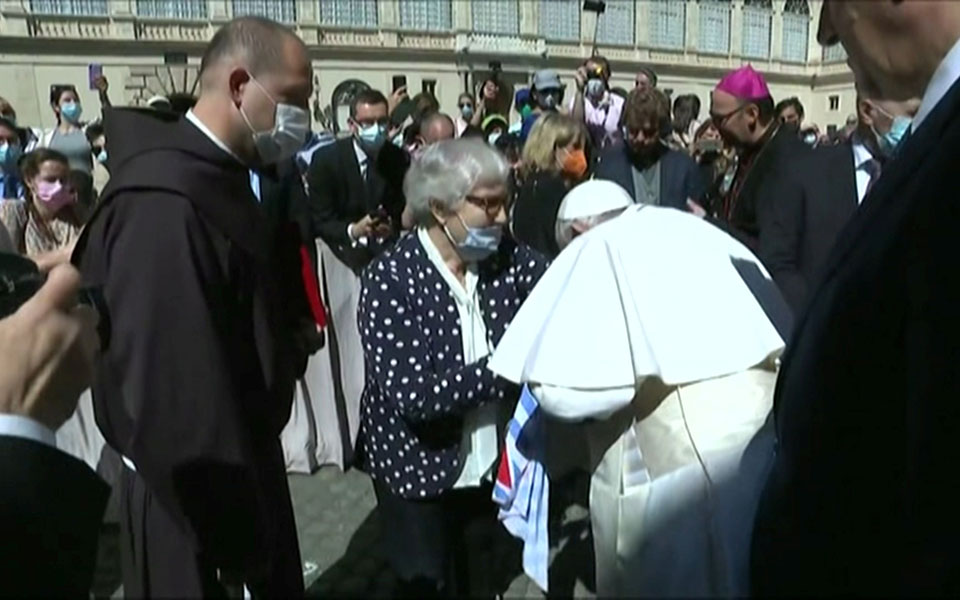 φιλί-τιμή-από-τον-πάπα-στα-θύματα-του-561377173