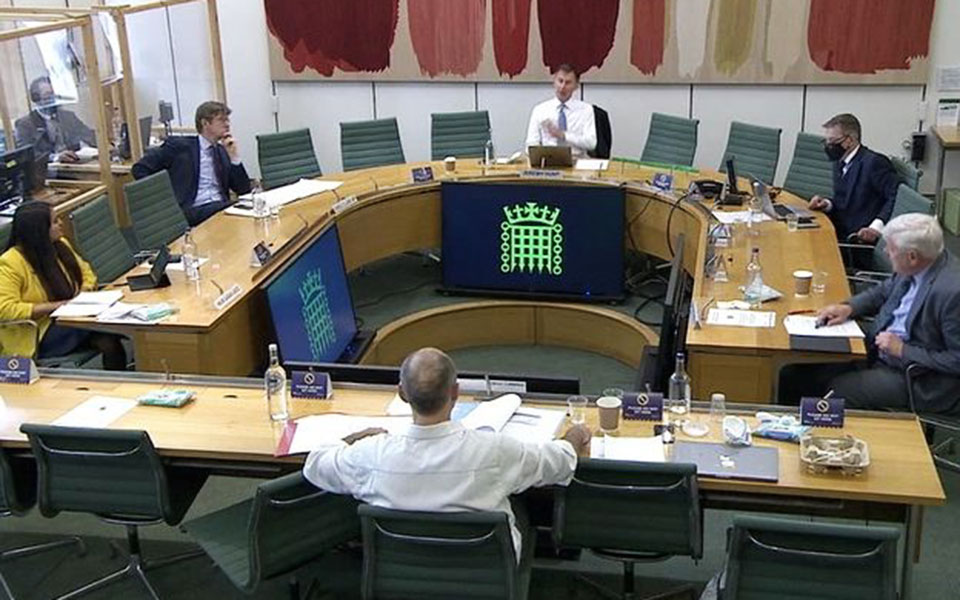 πύρινο-κατηγορώ-κάμινγκς-εναντίον-561378028