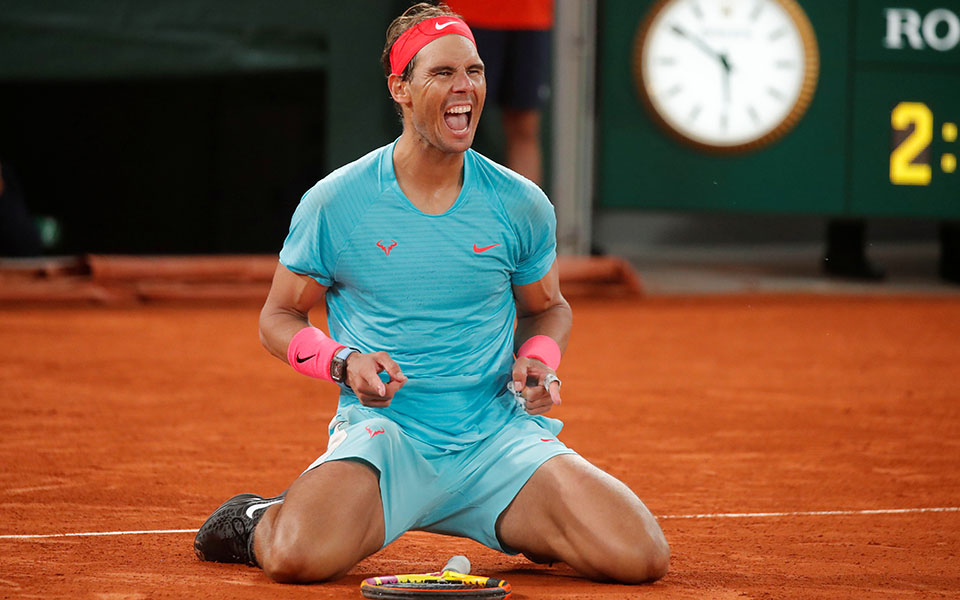 ασπροπρόσωποι-στο-χώμα-561381625