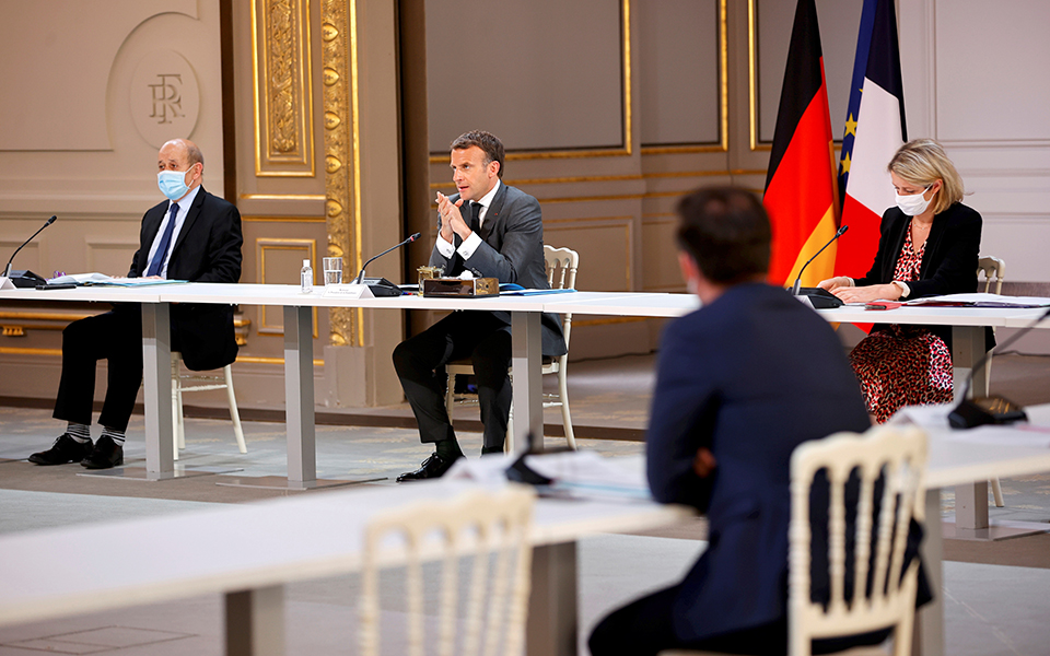 πυρά-μακρόν-για-υπόθεση-κατασκοπείας-561383014