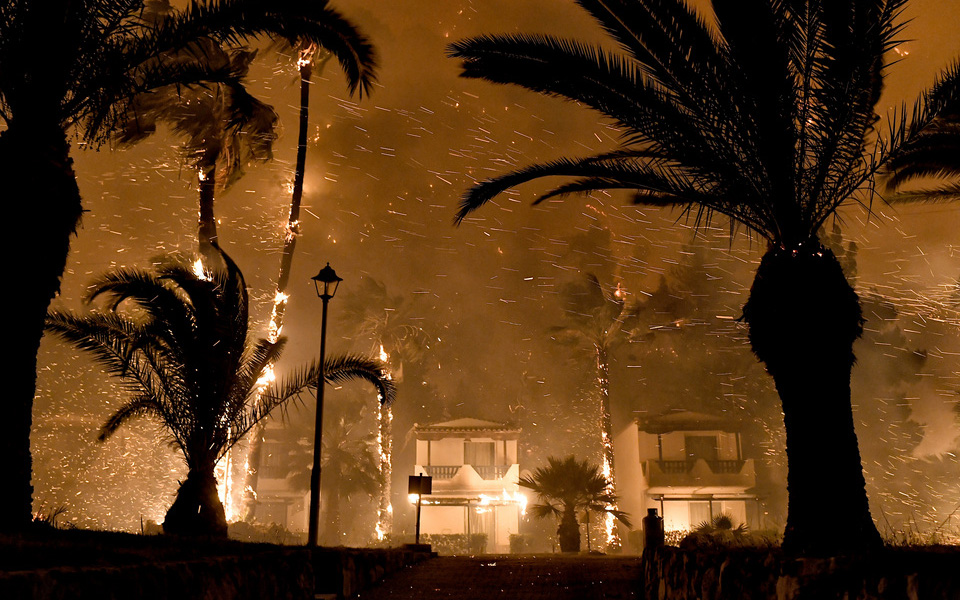 Πυρκαγιά στον Σχίνο: Διακοπή της κυκλοφορίας σε δρόμους της περιοχής-2