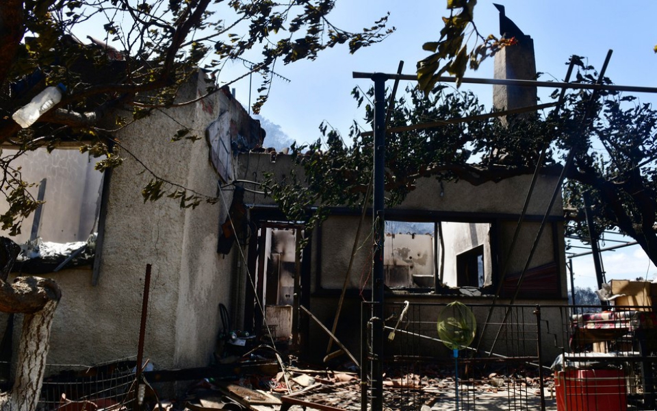 fotia-se-korinthia-kai-dytiki-attiki-se-pyrino-kloio-gia-deyteri-imera-eikones-apo-tin-katastrofi4