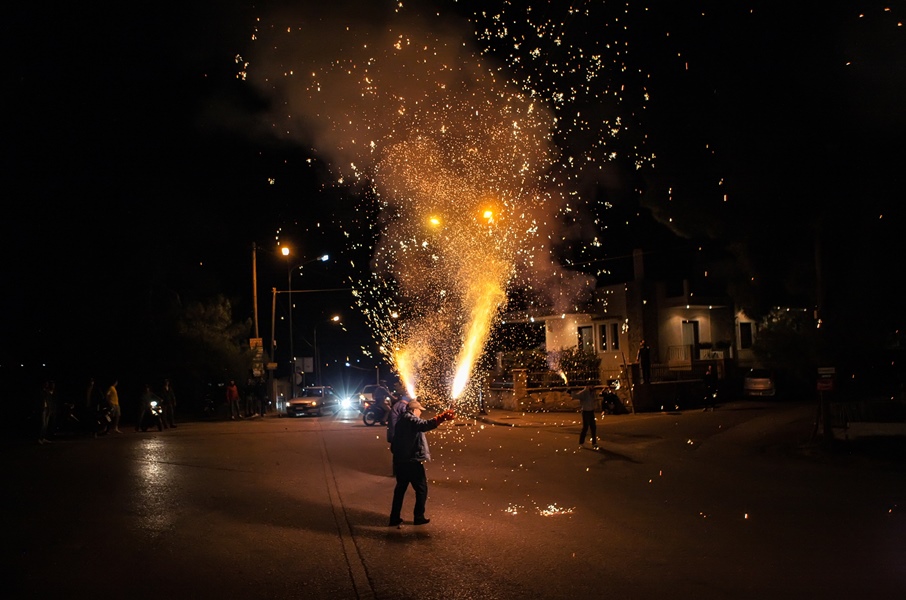 Κέρκυρα: Κοσμοσυρροή για το έθιμο των «μπότηδων»-3