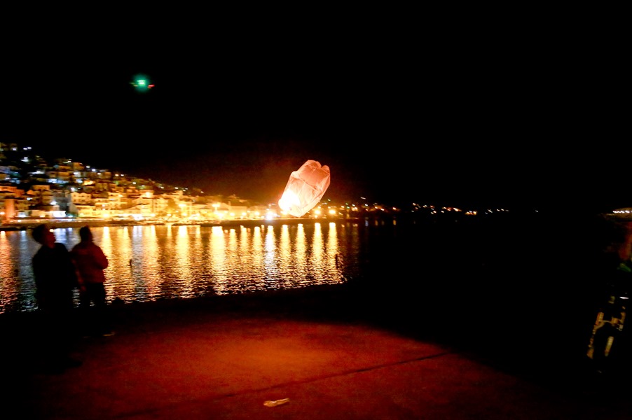 Κέρκυρα: Κοσμοσυρροή για το έθιμο των «μπότηδων»-2