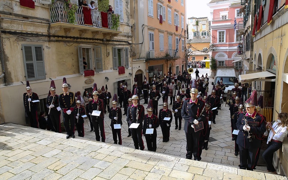διπλή-μάσκα-στην-ανάσταση-και-τεστ-πρι-561350428