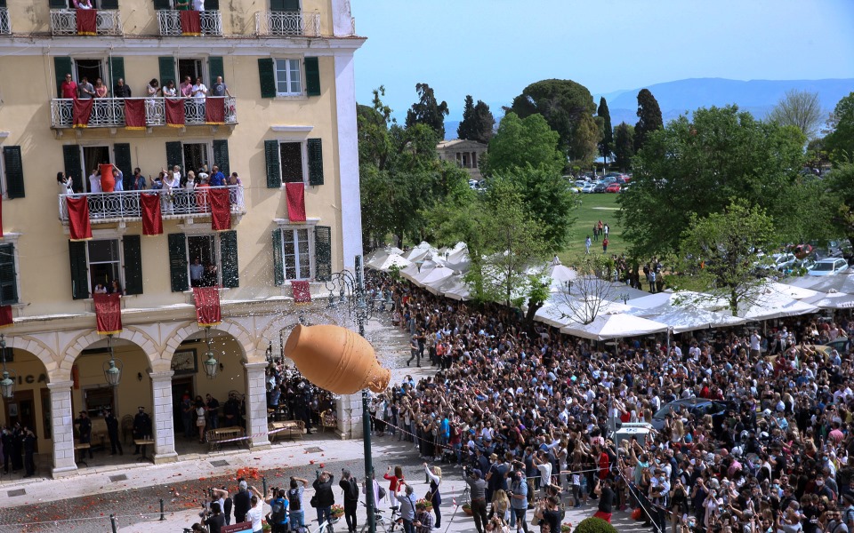 Κέρκυρα: Κοσμοσυρροή για το έθιμο των «μπότηδων»-1