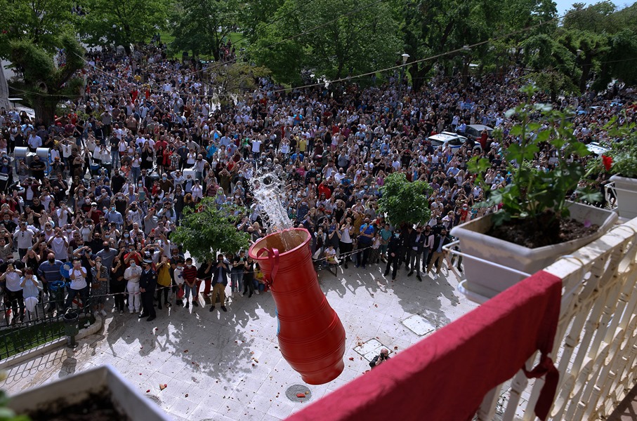 κέρκυρα-κοσμοσυρροή-για-το-έθιμο-των-561350422