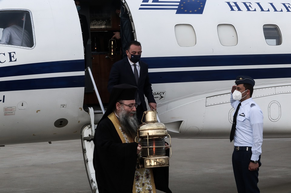 Στην Ελλάδα το Άγιο Φως-1