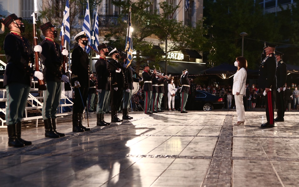 στην-μητρόπολη-η-πρόεδρος-της-δημοκρα-561350629