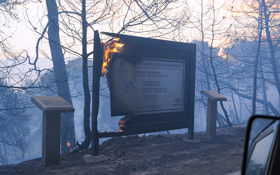 Σε πλήρη εξέλιξη η πυρκαγιά στον Σχίνο Λουτρακίου – Εκκενώθηκαν οικισμοί, ζημιές σε σπιτιά-4