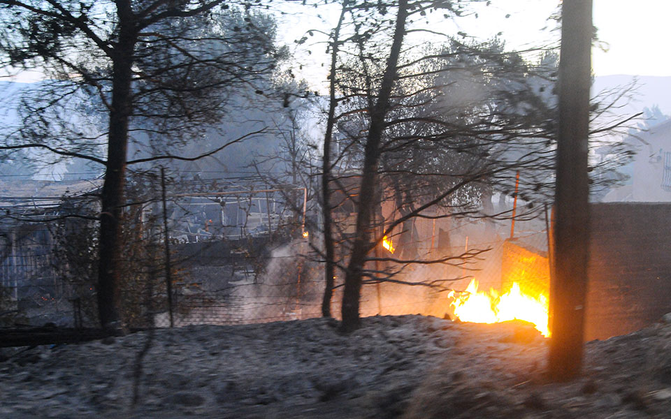 Σε πλήρη εξέλιξη η πυρκαγιά στον Σχίνο Λουτρακίου – Εκκενώθηκαν οικισμοί, ζημιές σε σπιτιά-5