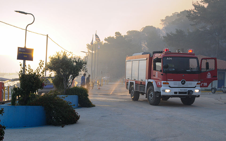 Σε πλήρη εξέλιξη η πυρκαγιά στον Σχίνο Λουτρακίου – Εκκενώθηκαν οικισμοί, ζημιές σε σπιτιά-1