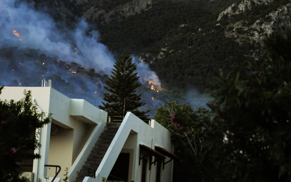 Σε πλήρη εξέλιξη η πυρκαγιά στον Σχίνο Λουτρακίου – Εκκενώθηκαν οικισμοί, ζημιές σε σπιτιά-2