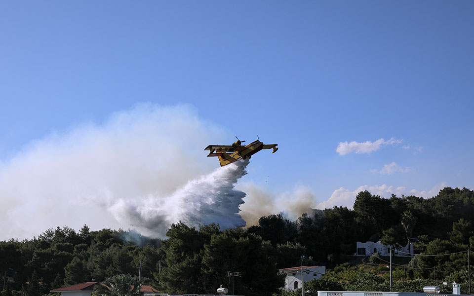 σε-ύφεση-η-φωτιά-στα-γεράνεια-όρη-561374554