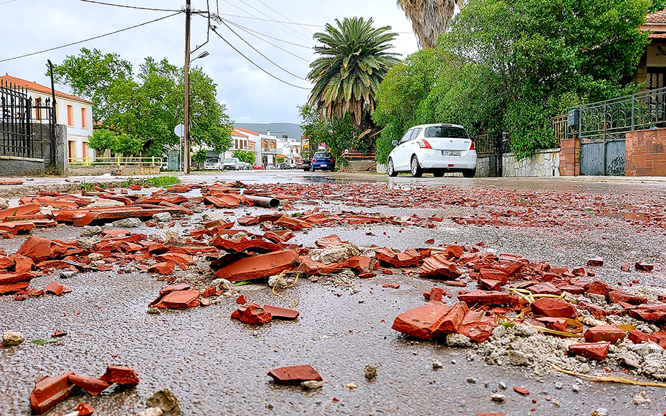 Υδροστρόβιλος «χτύπησε» τη Λέσβο – Σοβαρά προβλήματα σε Καλλονή, Μόλυβο (εικόνες)-4