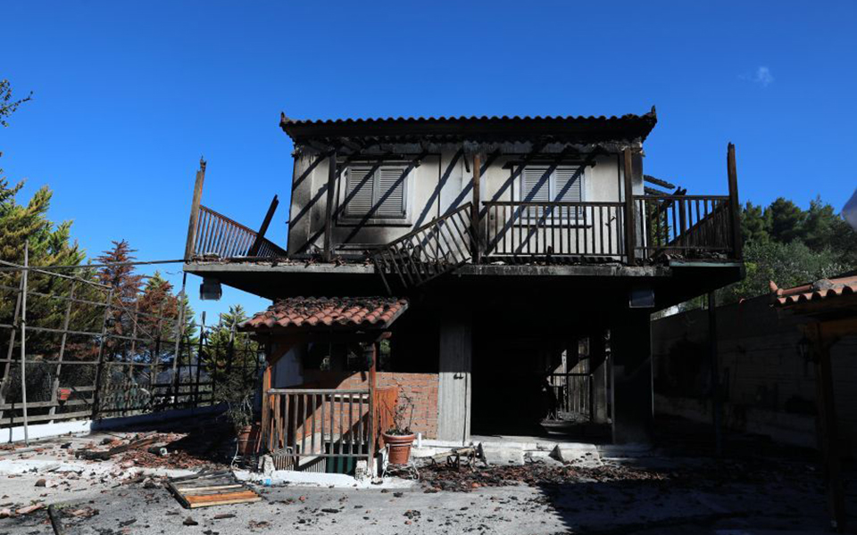 πυρκαγιά-στα-γεράνεια-όρη-τα-έξι-μέτρα-561373627