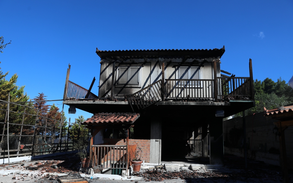 fotia-se-korinthia-kai-dytiki-attiki-se-pyrino-kloio-gia-deyteri-imera-eikones-apo-tin-katastrofi14