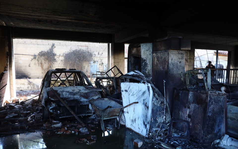 fotia-se-korinthia-kai-dytiki-attiki-se-pyrino-kloio-gia-deyteri-imera-eikones-apo-tin-katastrofi10