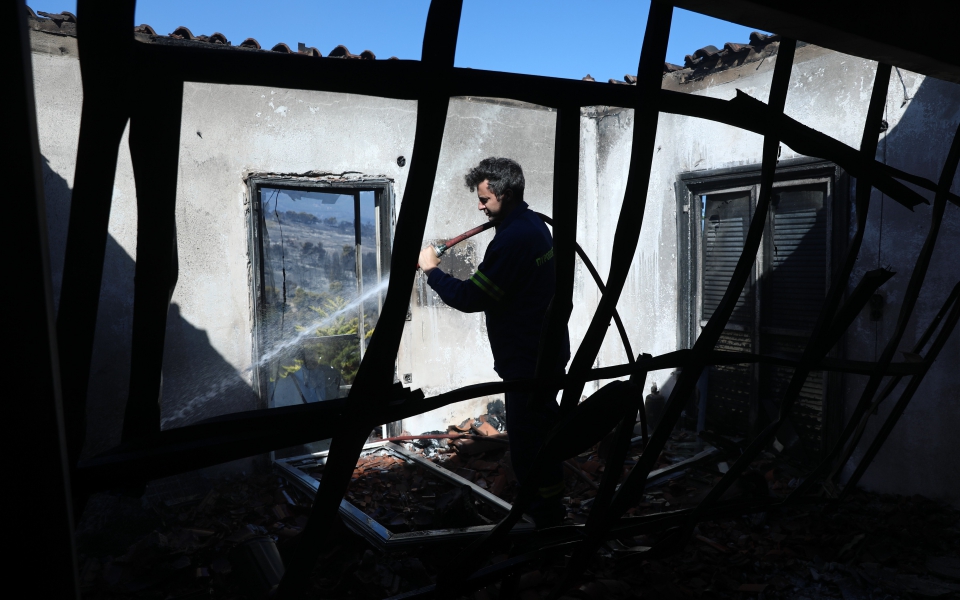 fotia-se-korinthia-kai-dytiki-attiki-se-pyrino-kloio-gia-deyteri-imera-eikones-apo-tin-katastrofi16