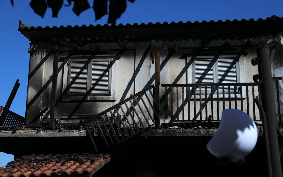 fotia-se-korinthia-kai-dytiki-attiki-se-pyrino-kloio-gia-deyteri-imera-eikones-apo-tin-katastrofi6