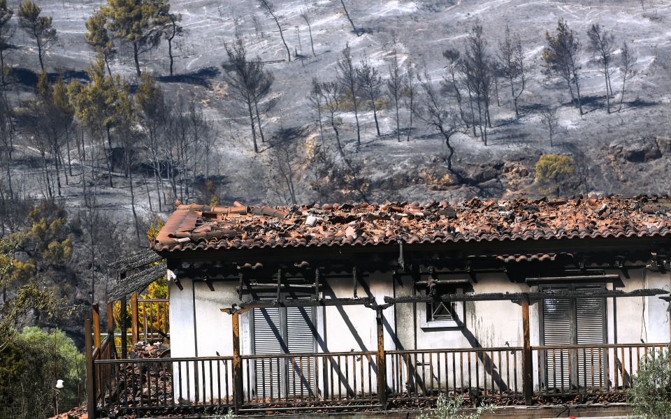 fotia-se-korinthia-kai-dytiki-attiki-se-pyrino-kloio-gia-deyteri-imera-eikones-apo-tin-katastrofi0