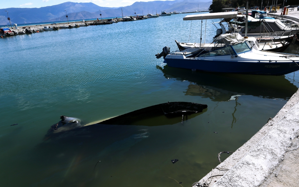 fotia-se-korinthia-kai-dytiki-attiki-se-pyrino-kloio-gia-deyteri-imera-eikones-apo-tin-katastrofi8