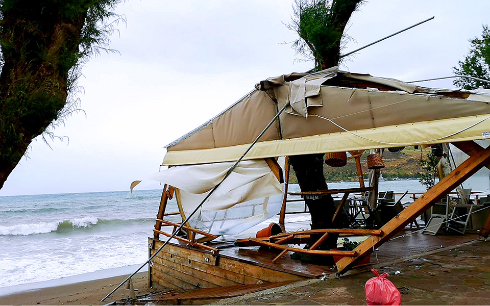 Υδροστρόβιλος «χτύπησε» τη Λέσβο – Σοβαρά προβλήματα σε Καλλονή, Μόλυβο (εικόνες)-3