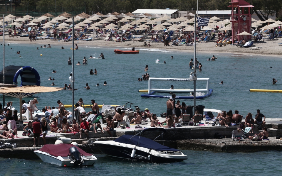 Κοσμοσυρροή στις παραλίες της Αττικής (εικόνες)-3