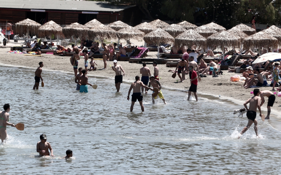Κοσμοσυρροή στις παραλίες της Αττικής (εικόνες)-2
