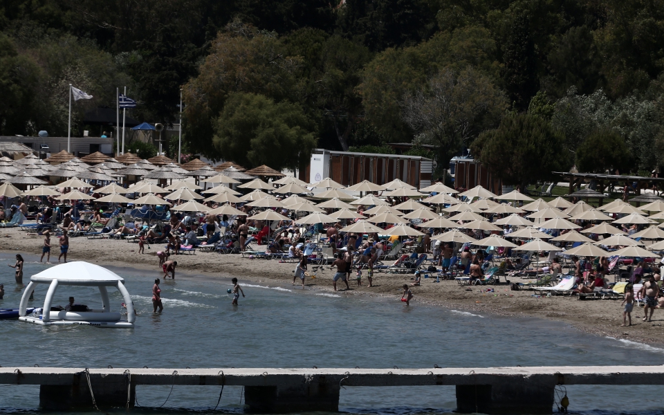 Κοσμοσυρροή στις παραλίες της Αττικής (εικόνες)-1