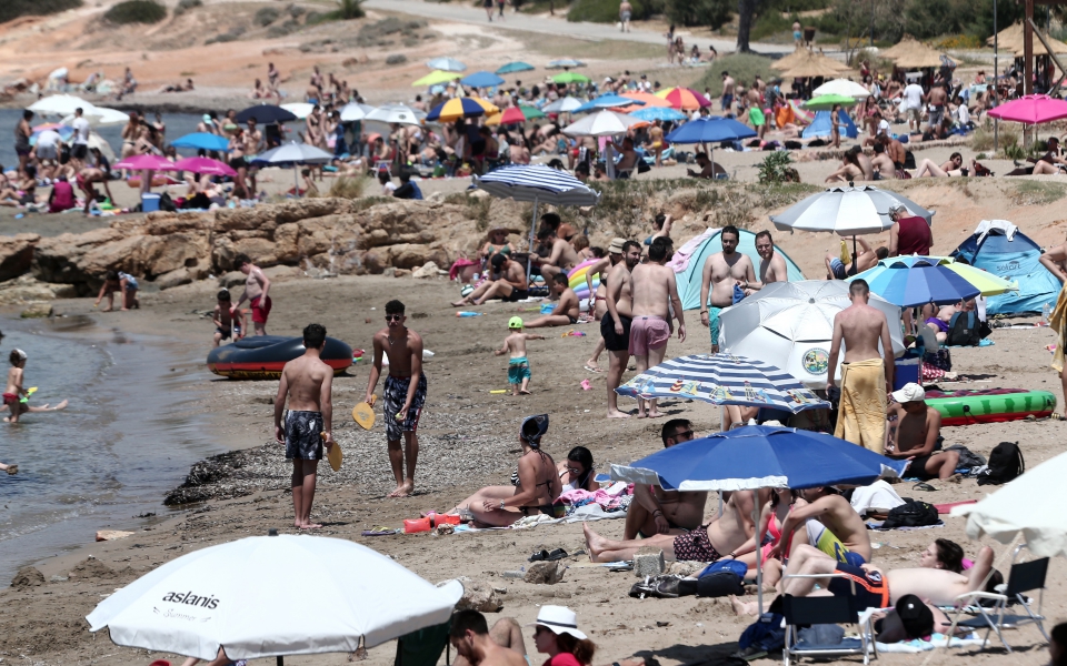 κοσμοσυρροή-στις-παραλίες-της-αττική-561381469