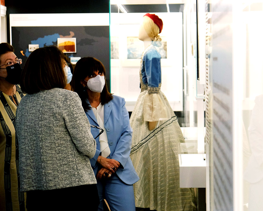 Επίσκεψη της Προέδρου της Δημοκρατίας και της Υπουργού Πολιτισμού και Αθλητισμού στην έκθεση του Εθνικού Ιστορικού Μουσείου  ΕΠΑΝΑCΥΣΤΑΣΗ ΄21-1