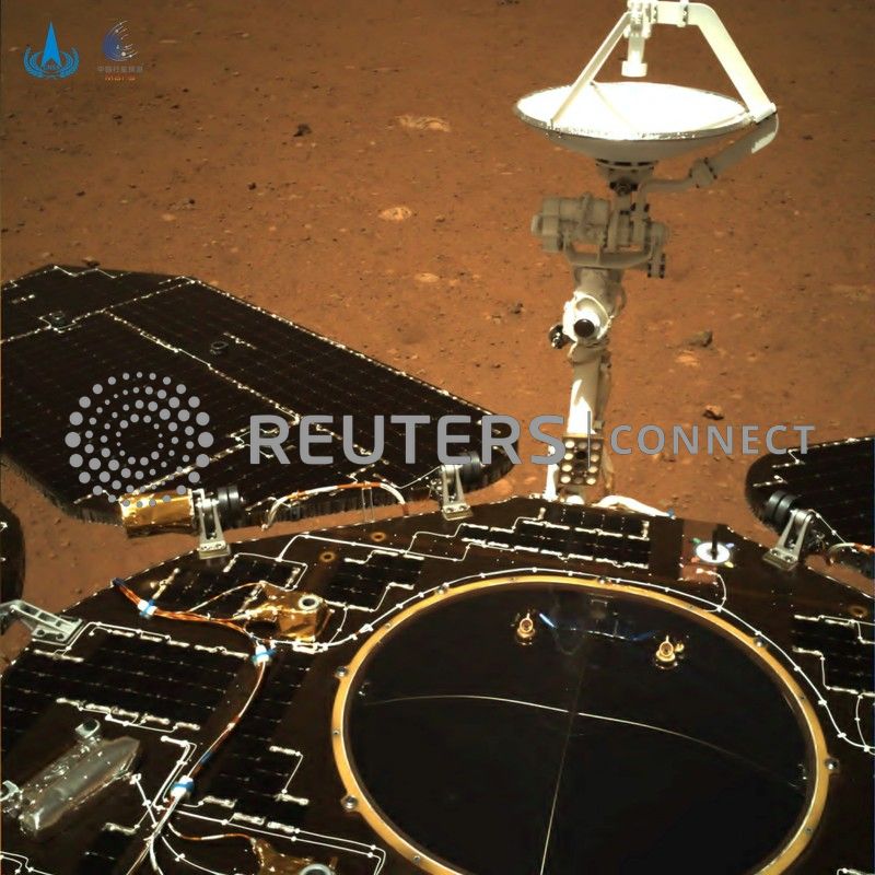 Το κινεζικό ρόβερ Ζουρόνγκ «περπάτησε» για πρώτη φορά στην Άρη (φωτογραφίες)-2
