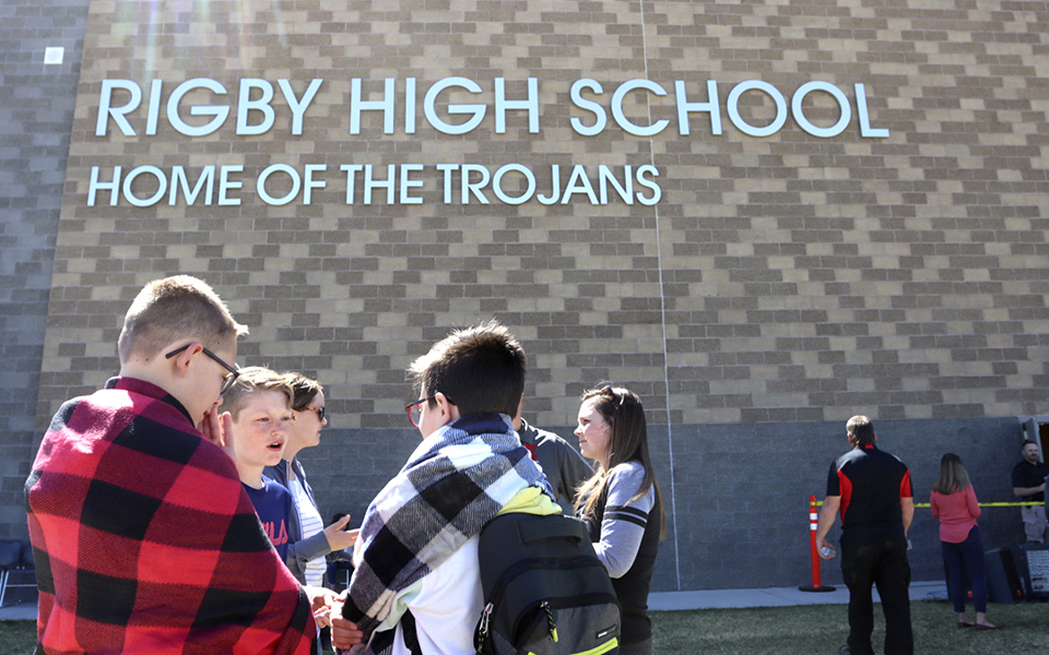 ΗΠΑ: Μαθήτρια έκτης δημοτικού άνοιξε πυρ μέσα στο σχολείο της (φωτογραφίες)-2