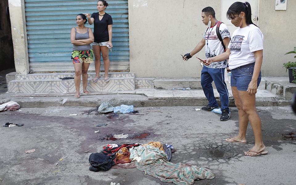 Η πιο αιματηρή αστυνομική επιχείρηση σε φαβέλα του Ρίο με δεκάδες νεκρούς (φωτογραφίες)-2