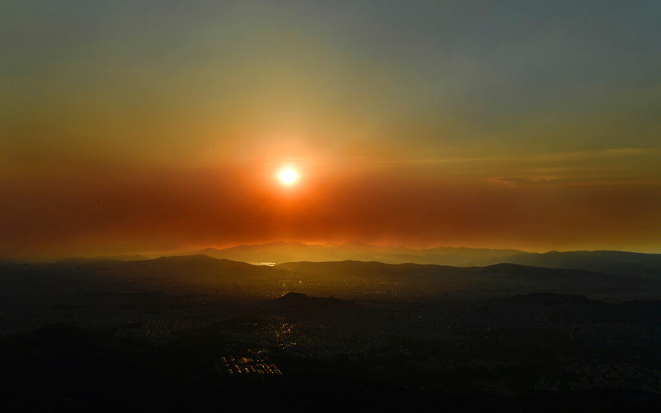 fotia-ston-schino-olonychtia-machi-me-floges-kai-thyellodeis-anemoys10