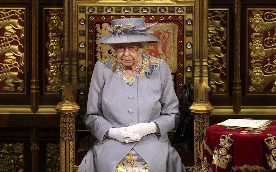 πώς-προστατεύει-το-παλάτι-την-βασίλισ-561368395