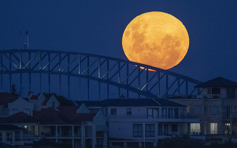 πανσέληνος-της-φράουλας-την-τρίτη-η-πρ-561377170