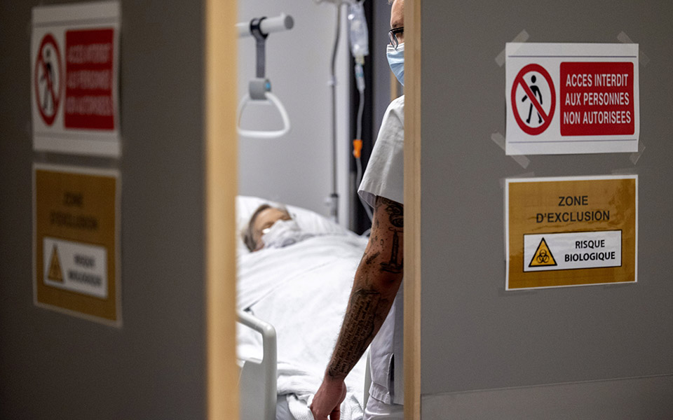 νέα-μελέτη-1-στους-7-που-μολύνεται-από-κο-561369796