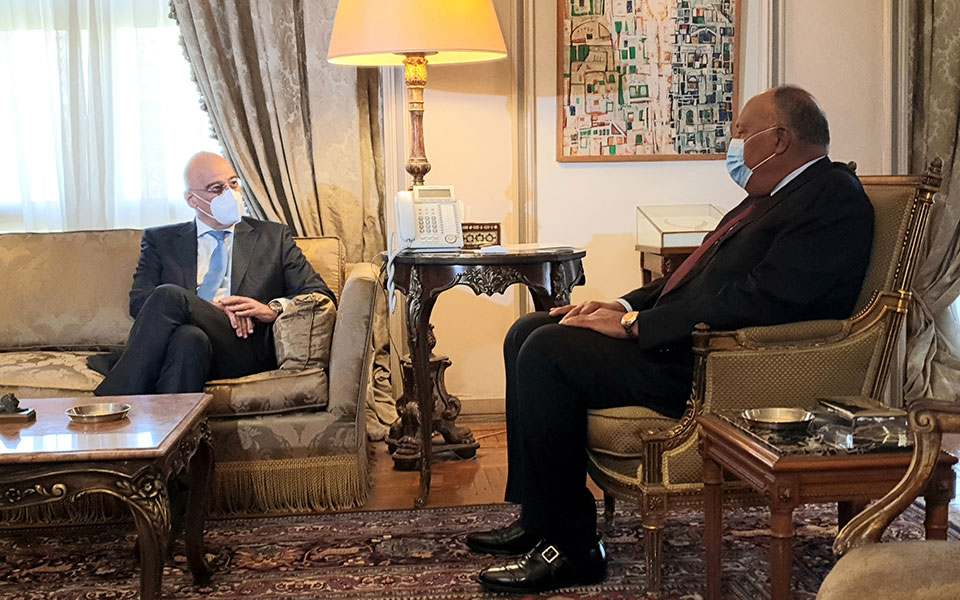 μεσανατολικό-συγκρατημένη-αισιοδοξ-561370804