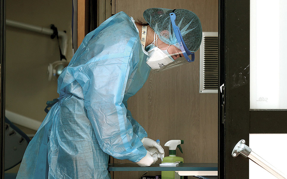 κορωνοϊός-σταθερός-ο-αριθμός-των-κρου-561354511