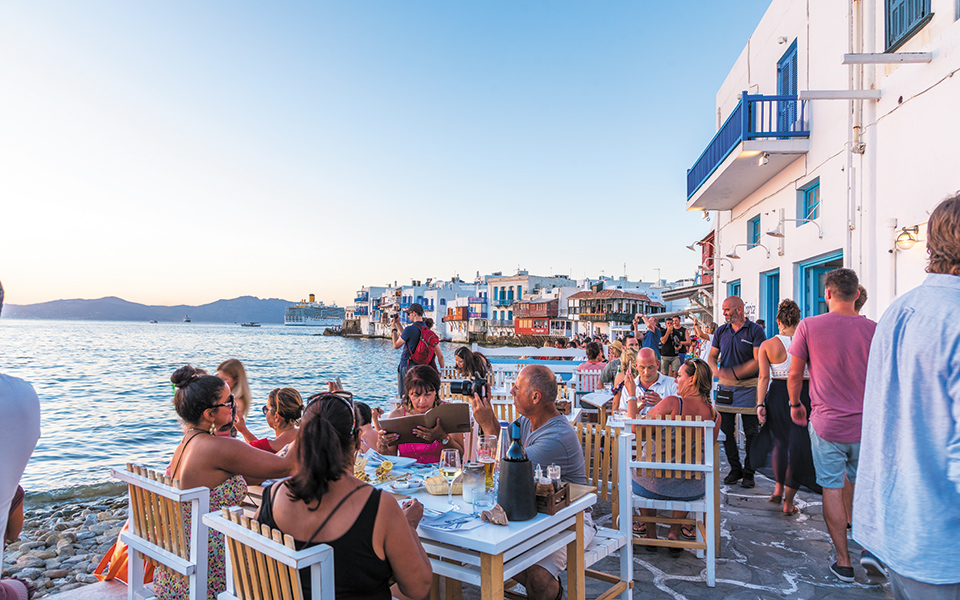 η-ελ-ασ-πάει-μύκονο-και-σαντορίνη-561356653