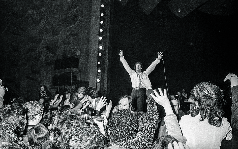 Η αλεξίσφαιρη φωνή του Τομ Τζόουνς-2